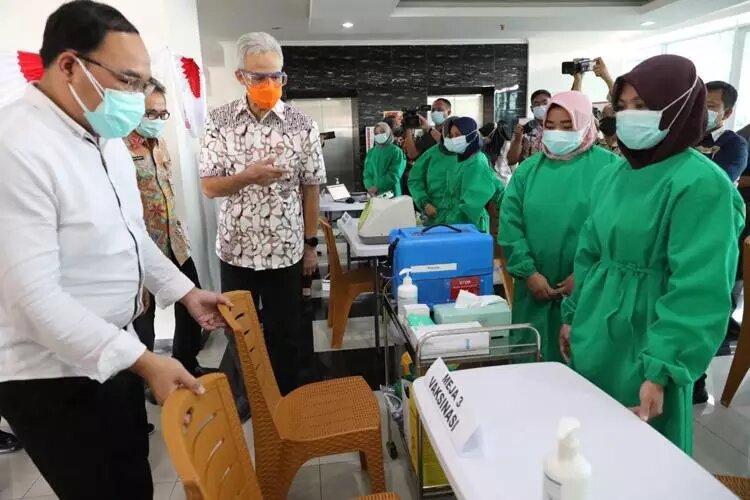 Gubernur Ganjar sedang mengecek kesiapan tenaga kesehatan untuk vaksinasi. (Foto: Dok Prov Jateng)