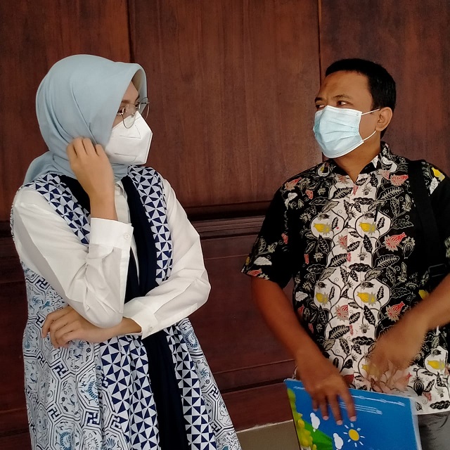 Bupati Probolinggo, Puput Tantriana Sari bersama Ketua PWI Persiapan Perwakilan Probolinggo, HA. Suyuti. (Foto: Ikhsan Mahmudi/Ngopibareng.id)