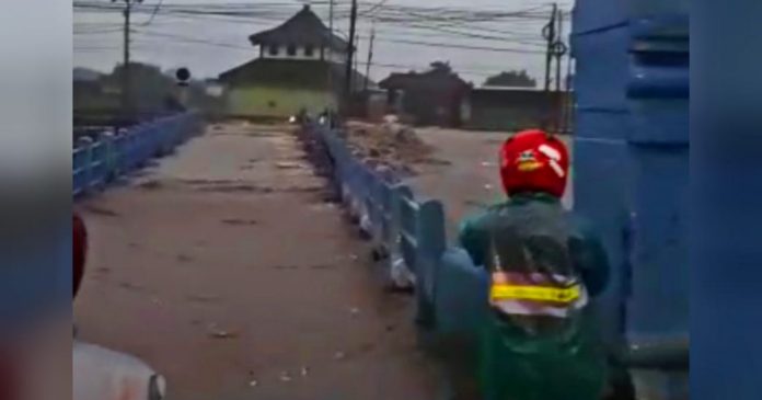 Banjir melanda kawasan Pandaan, Pasuruan, Jawa Timur, Rabu 3 Februari 2021. (Foto: YouTube)