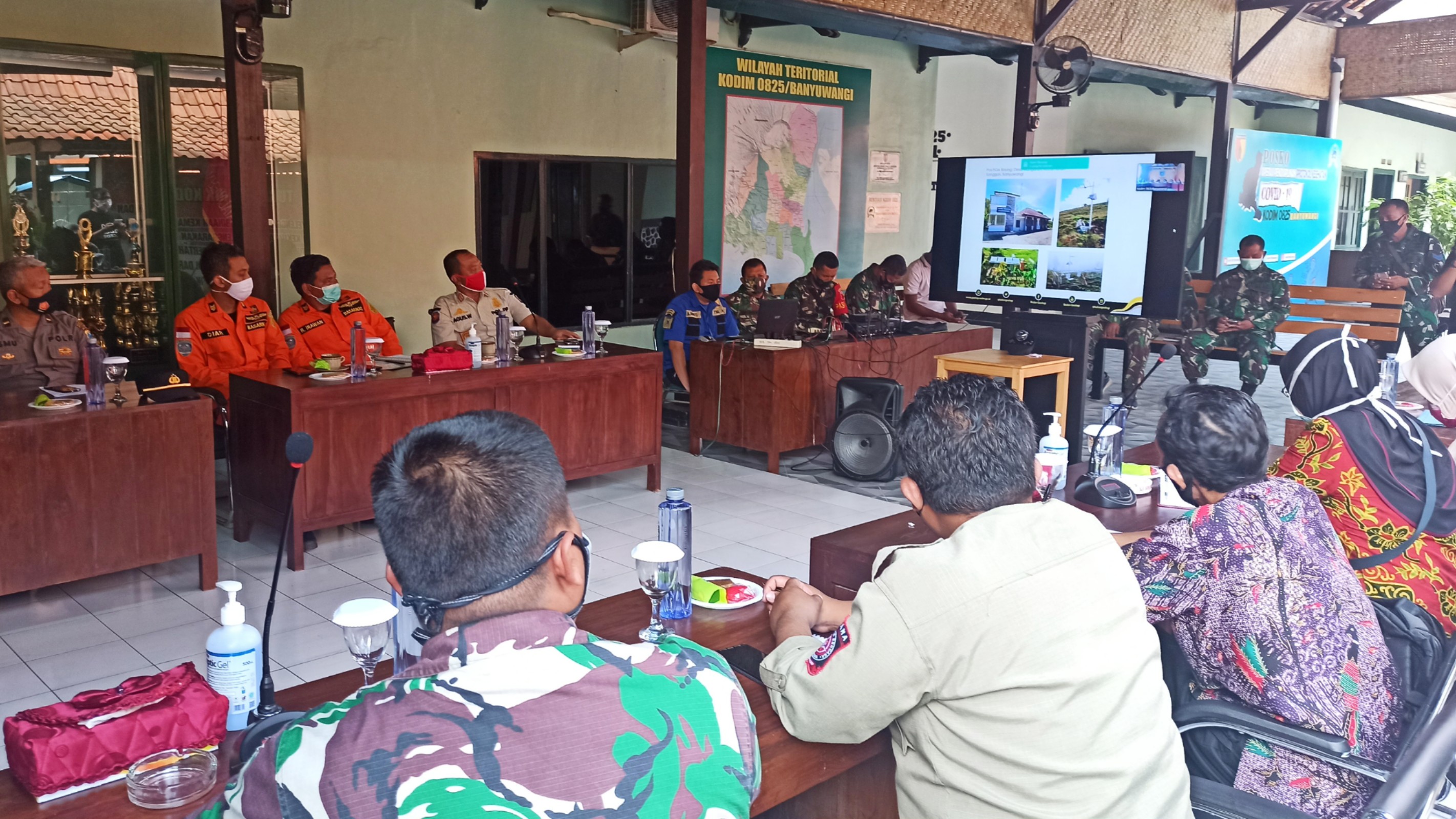 Rapat kordinasi membahas rencana kontijensi terkait erupsi Gunung Raung di Kodim 0825 Banyuwangi (Foto: Muh Hujaini/Ngopibareng.id)