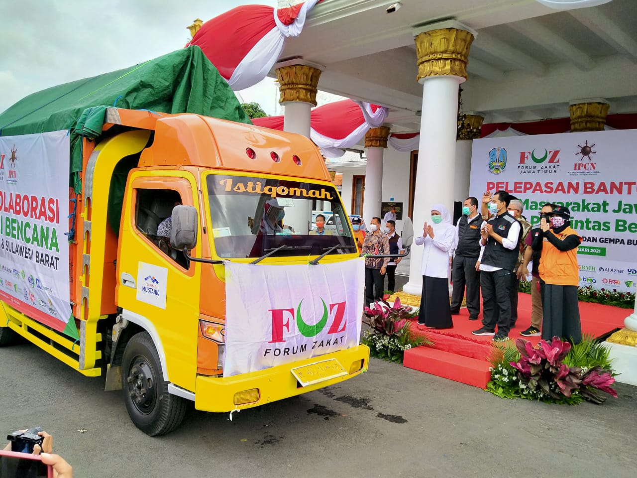 Gubernur Jatim, Khofifah Indar Parawansa (putih) melepas pemberangkatan bantuan bagi korban bencana di Gedung Negara Grahadi, Surabaya, Kamis 4 Februari 2021. (Foto: Fariz Yarbo/Ngopibareng.id)