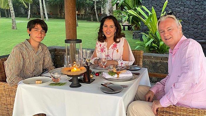 Foto kenangan Karina Kartika Soekarno bersama mendiang suaminya, Frits Frederik Seegers. (Foto: Instagram)