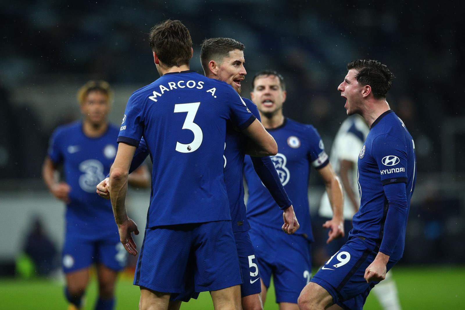 Ekspresi para pemain Chelsea setelah Jorginho membobol gawang Tottenham lewat titik putih. (Foto: Twitter/@ChelseaFC) 