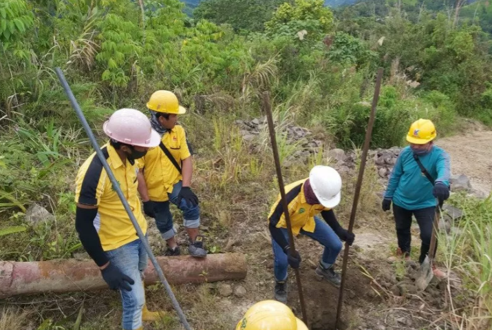  Personel PLN berjibaku memperbaiki jaringan kelistrikan yang terdampak gempa bumi berkekuatan 6, 2 magnitudo di wilayah Kabupaten Mamuju dan Kabupaten Majene Provinsi Sulbar. (Foto: Humas PLN).