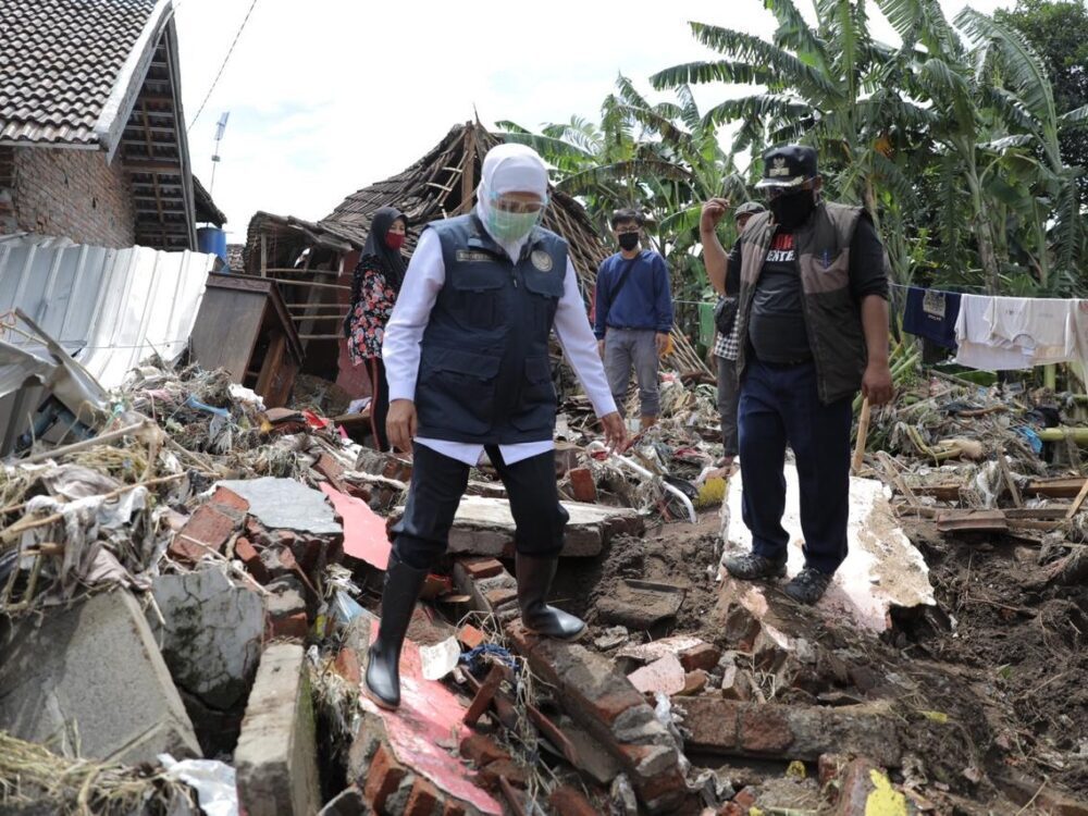 Gubernur Jawa Timur Khofifah Indar Parawansa, ketika meninjau wilayah banjir Pasuruan. (Foto: Humas Pemprov)