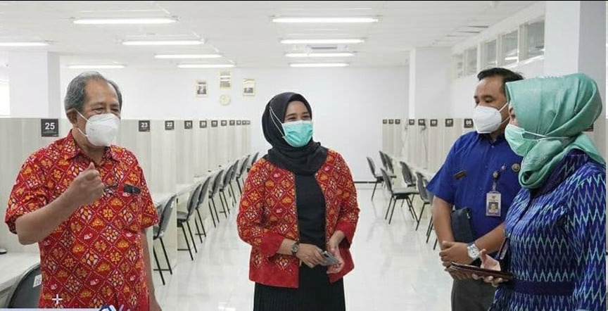 Direktorat Pelayanan Kesehatan Tradisional Kemenkes, dr Wiendra Waworuntu ketika mengunjungi IIK-BW. (Foto: Humas IIK BW)