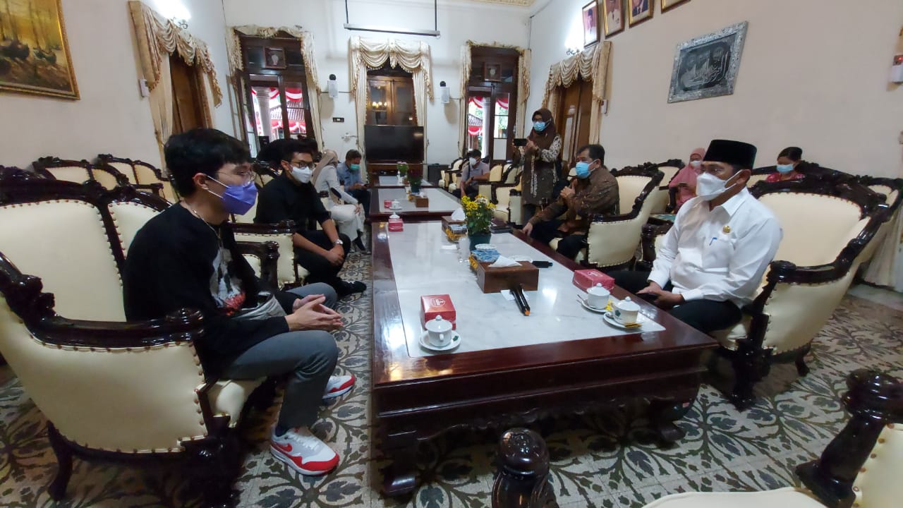 Influencer dr. Tirta Mandira Hudhi (kiri) ketika bertemu dengan Pj Bupati Sidoarjo Hudiyono di Pendopo Sidoarjo, Jumat 5 Februari 2021. (Foto: Istimewa)