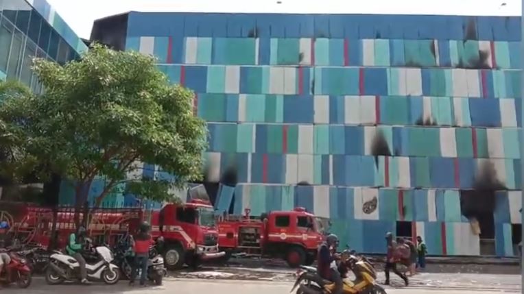 Penampakan sebagian Mall Panakkukang Makassar, Sulawesi Selatan, usai terbakar 11 jam lebih. (Foto: Tangkapan layar YouTube)