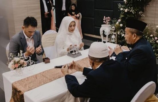 Prosesi akad nikah Ikke Nurjanah dan Karli Fu. (Foto: Instagram)