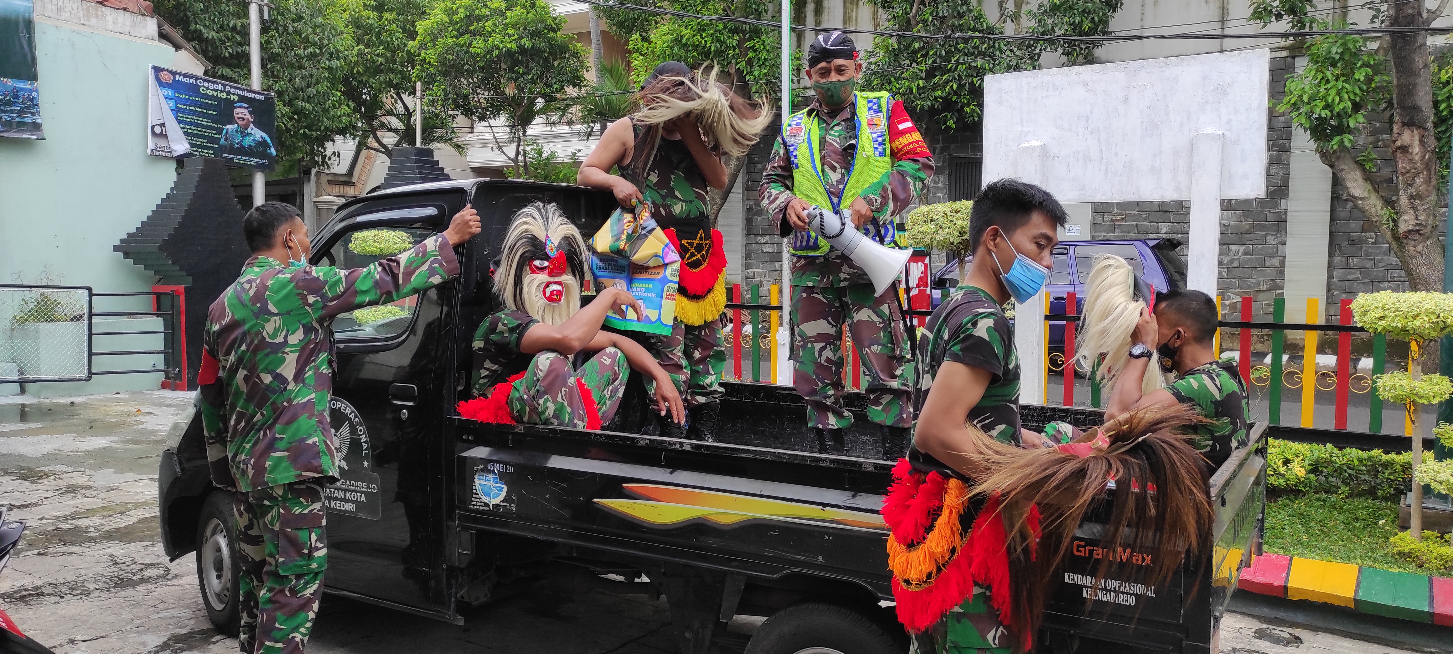 Anggota Koramil 0809/01 Kota Kediri rela berdandan ala seniman Ganongan agar bisa diterima oleh masyarakat saat memberikan edukasi tentang pencegahan Covid-19. (Foto: Fendhy Plesmana/Ngopibareng.id)