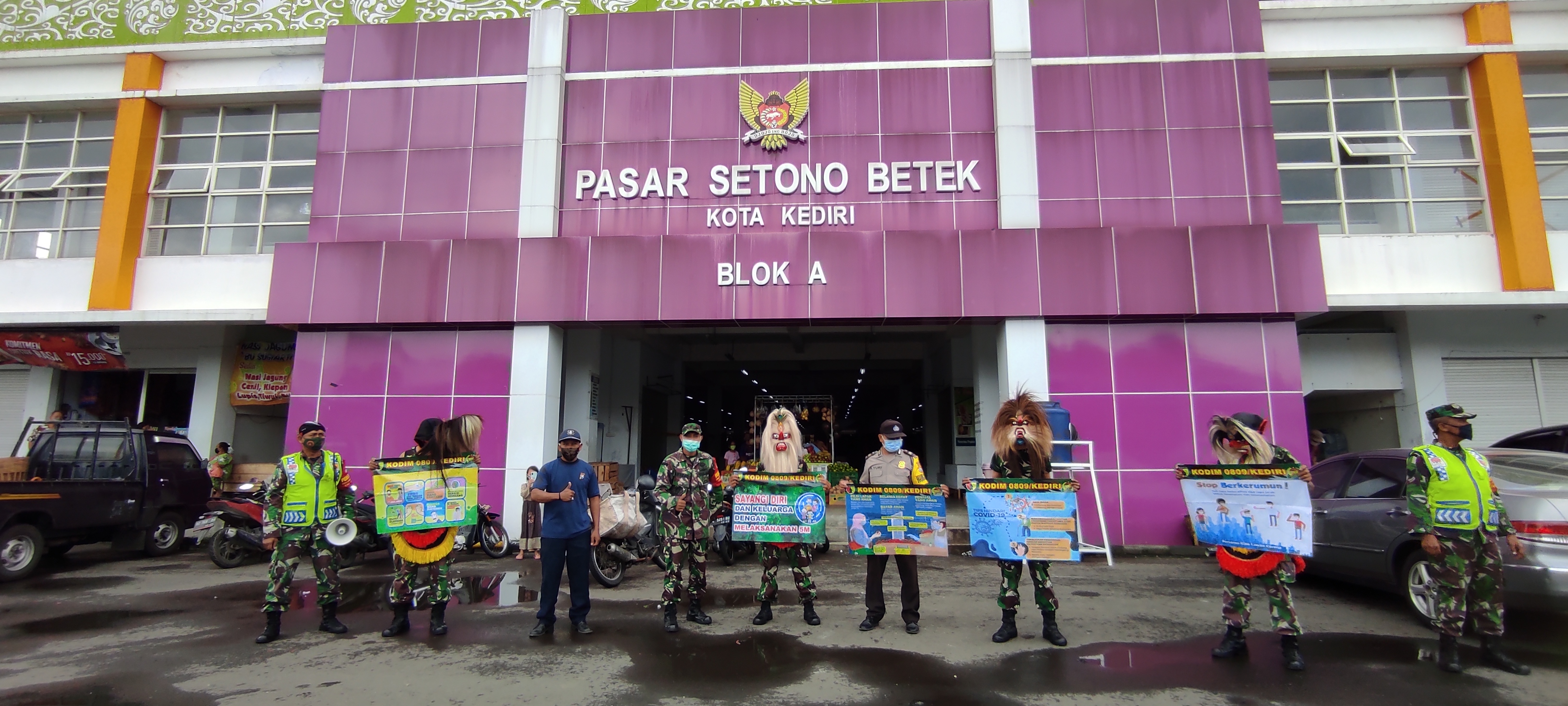 Anggota Koramil 0809/01 Kota Kediri mengedukasi masyarakat melalui pendekatan kesenian budaya. (Foto: Fendhy Plesmana/Ngopibareng.id)