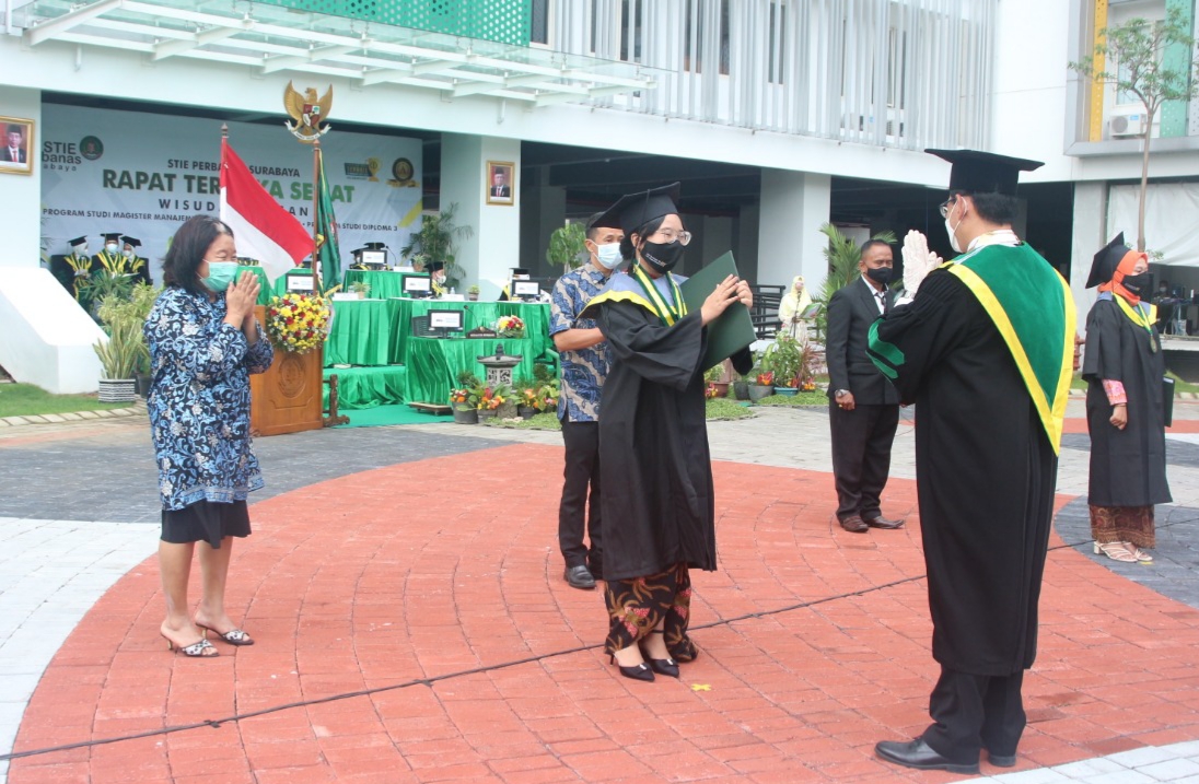 Sesilia saat mewakili teman-temannya dalam wisuda daring yang dilakukan STIE Perbanas Surabaya. (Foto: Pita Sari/Ngopibareng.id)