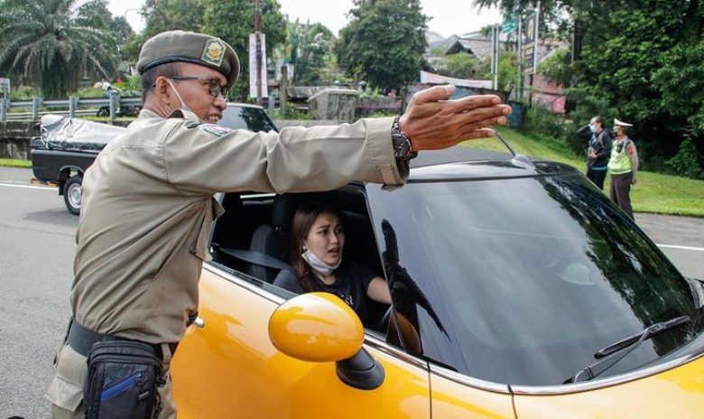 Ayu Ting Ting ketika terjaring razia ganjil genap di Kota Bogor. (Foto:Tangkapan layar via Instagram)