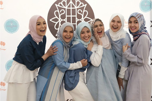 Kaum Muslimah bahagia saling memaafkan. (Foto: Istimewa)