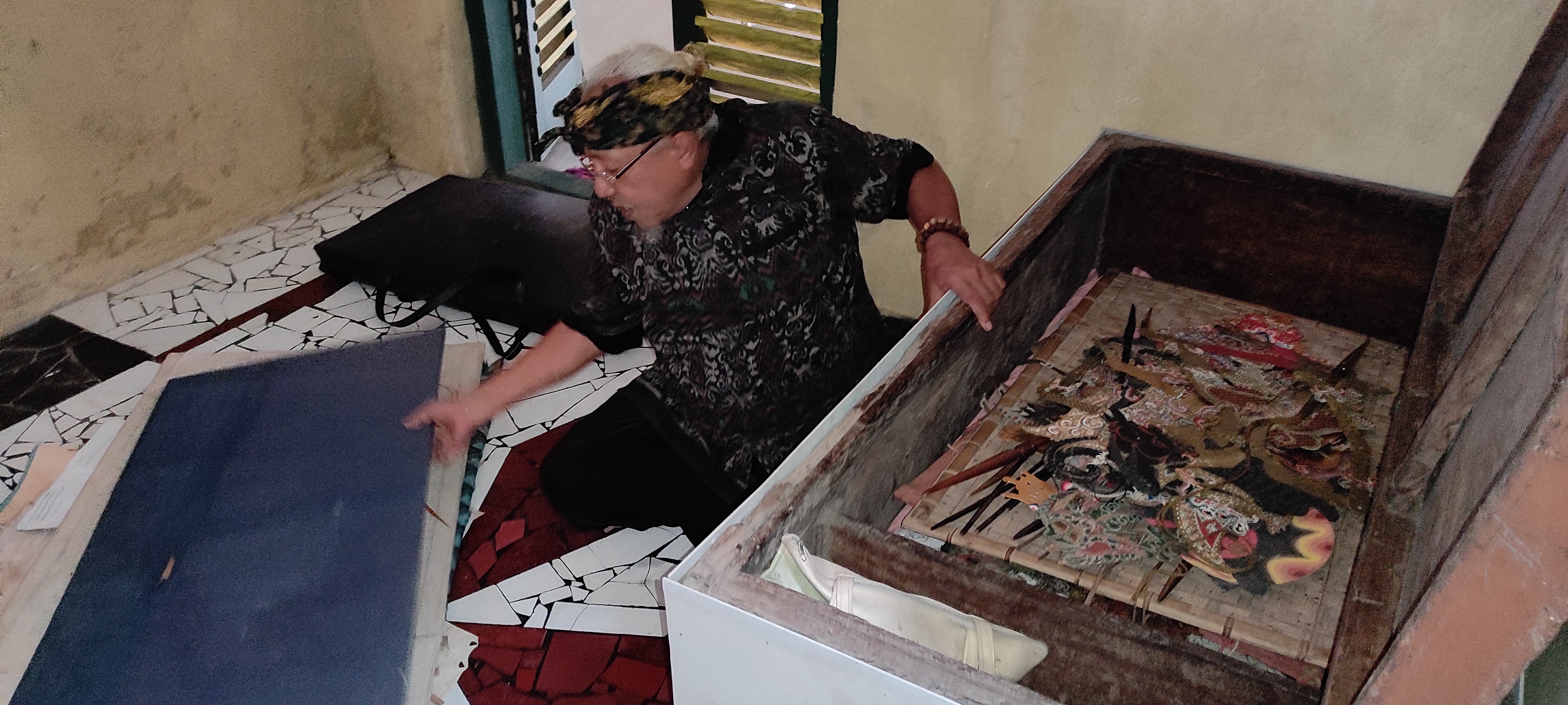 Ki Joko Langgeng mendapat julukan 'dokter wayang'. (Foto: Fendy Plesmana/Ngopibareng.id)