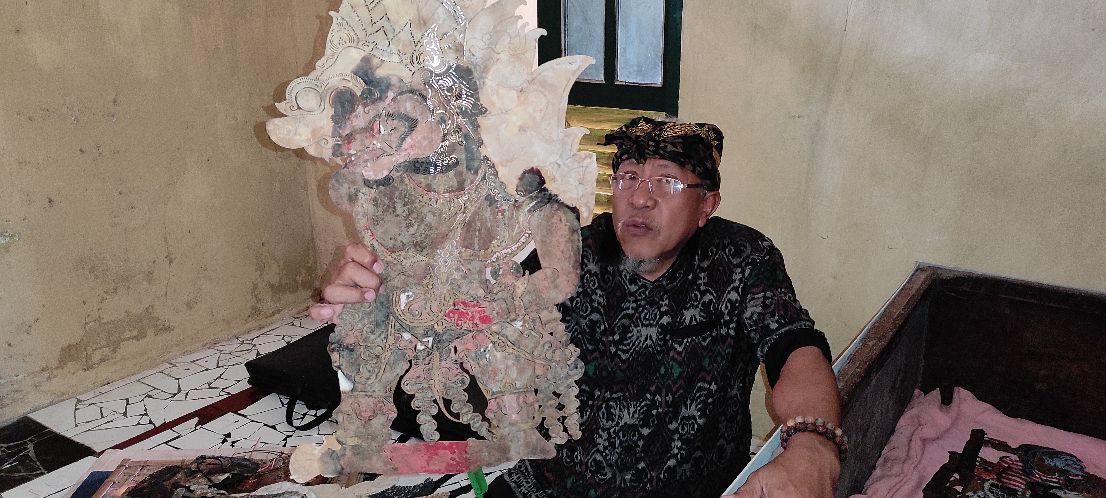 Ki joko Langgeng bergelar dokter wayang. (Foto: Fendhy Plesmana/Ngopibareng.id)