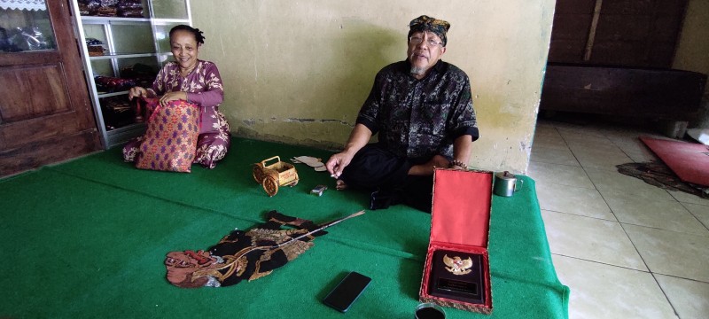 Ki Joko Langgeng dan sang istri, Endang Sutarmi. (Foto: Fendhy Plesmana/Ngopibareng.id)