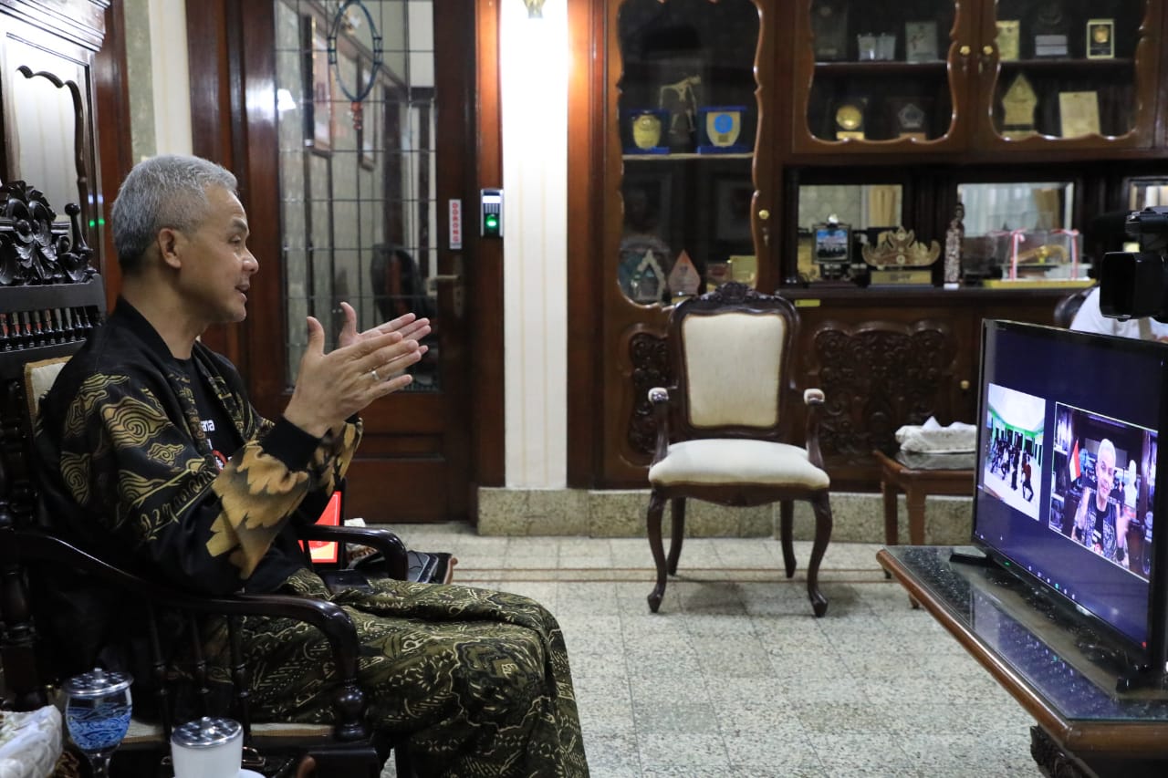 Gubernur Ganjar dalam rapat zoom di Kantor Gubernur Jawa Tengah. (Foto: Dok Prov Jateng) 