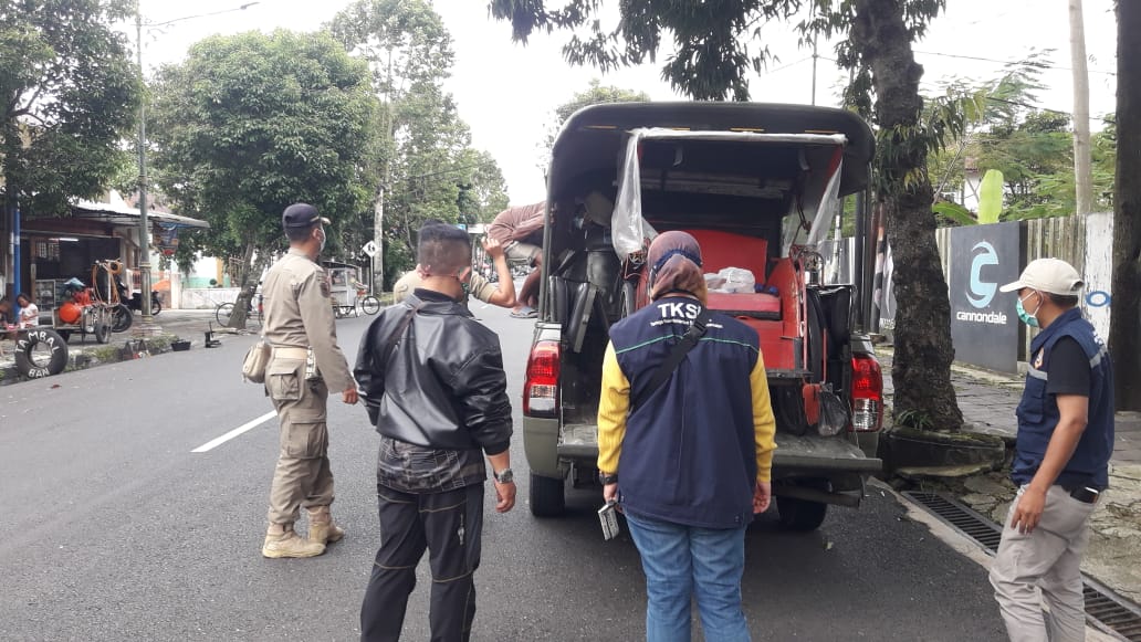 Pemporv Jateng langsung mengevakuasi Mudasir dan becaknya untuk dibawa ke panti sosial. (Foto: Dok Prov Jateng) 