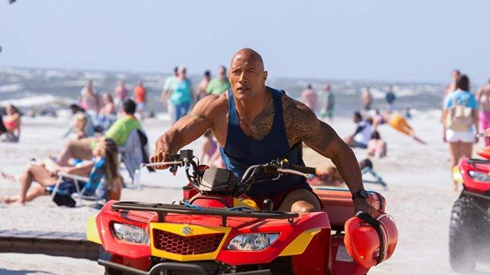 Akting aktor Dwayne Johnson di film Baywatch. (Foto: YouTube)