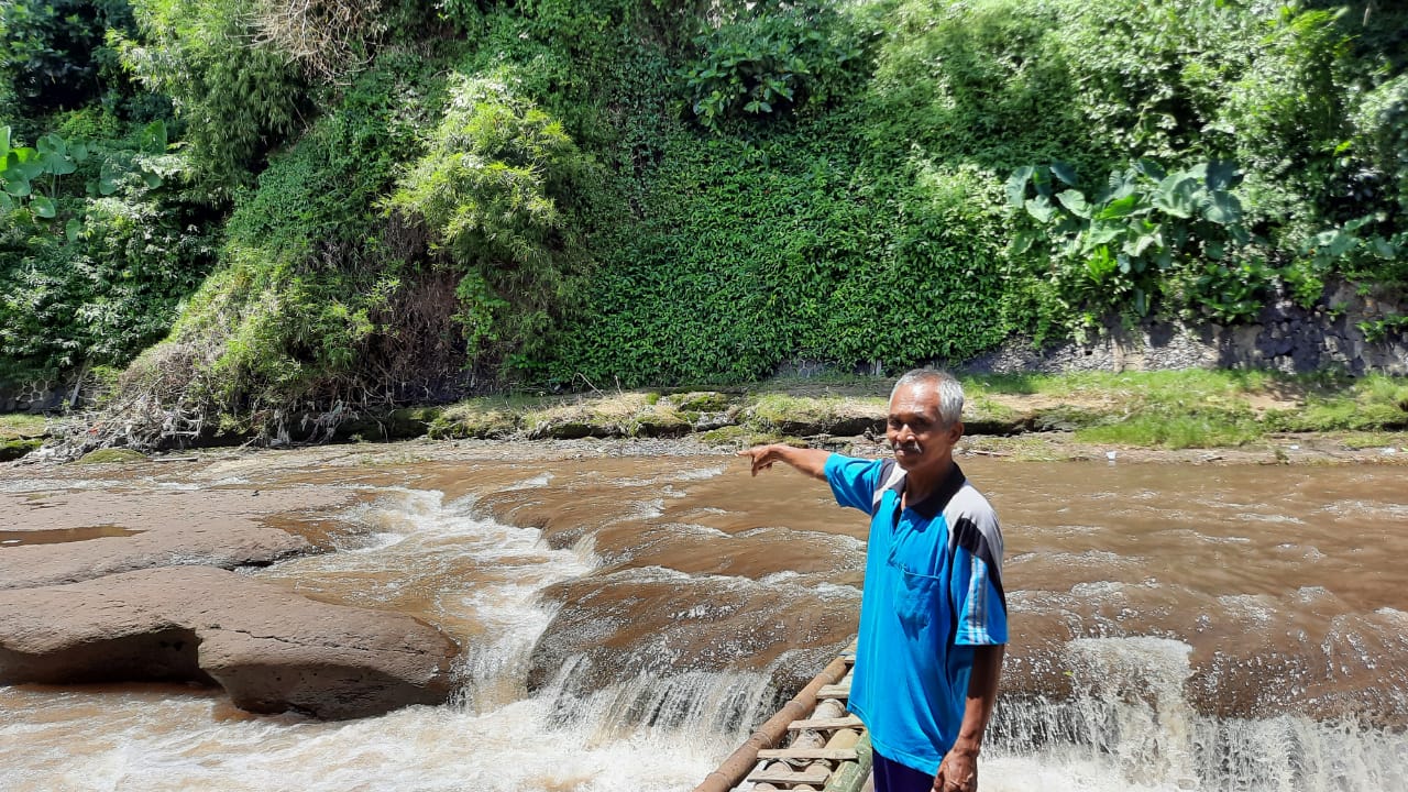 Lokasi penemuan mayat perempuan yang hanyut di Sungai Brantas, Kota Malang (Foto: Lalu Theo/ngopibareng.id)