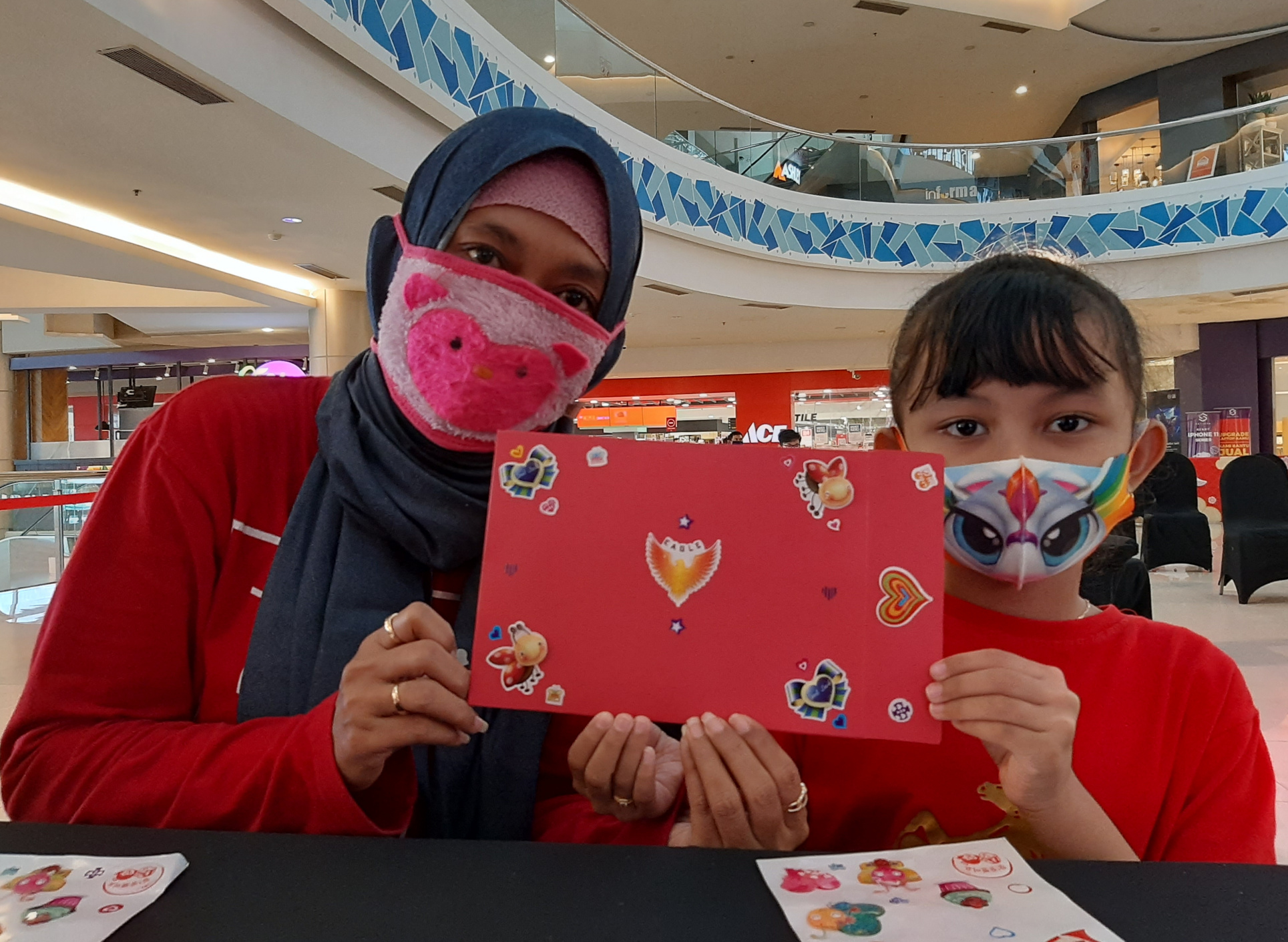 Azarenka dan Erna Purbo (ibu) saat menunjukan angpau yang dibuat untuk perayaan Imlek 2021. (Foto: Pita Sari/Ngopibareng.id)