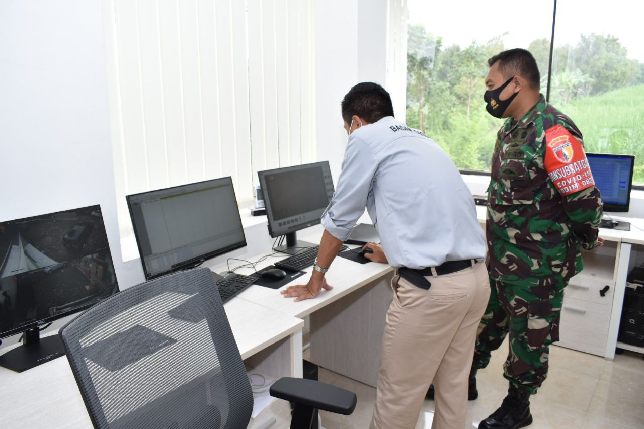 Dandim 0825 Banyuwangi, Letkol Infanteri Yuli Eko Purwanto mendapatkan penjelasan dari Kepala PPGA Raung terkait kondisi terkini Gunung Raung (Foto: Istimewa) 