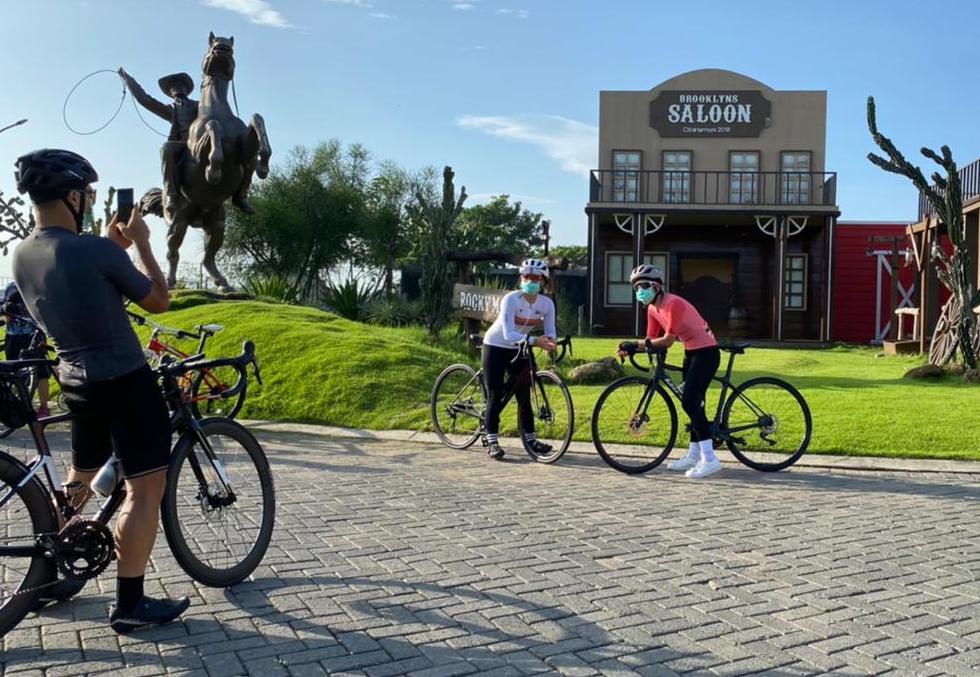 Perumahan Citra Harmoni Sidoarjo sedang hitz jadi jujugan para cyclist untuk berfoto-foto. (Foto: Istimewa)