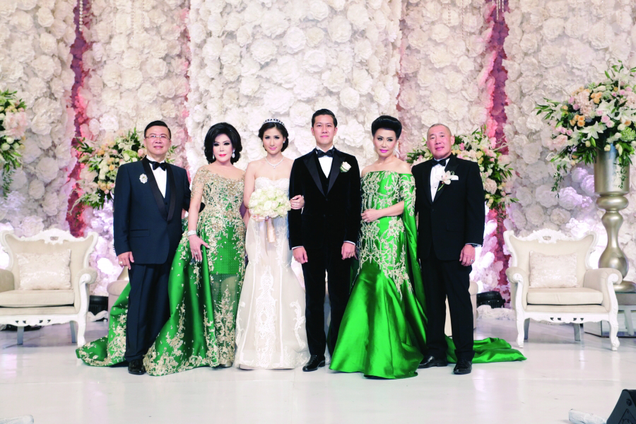 Swanniwati (dua dari kanan) dan mendiang Santoso Widjaya (paling kanan) ketika menikahkan anaknya. (Foto: Heri B. Heryanto via indonesiatatler)