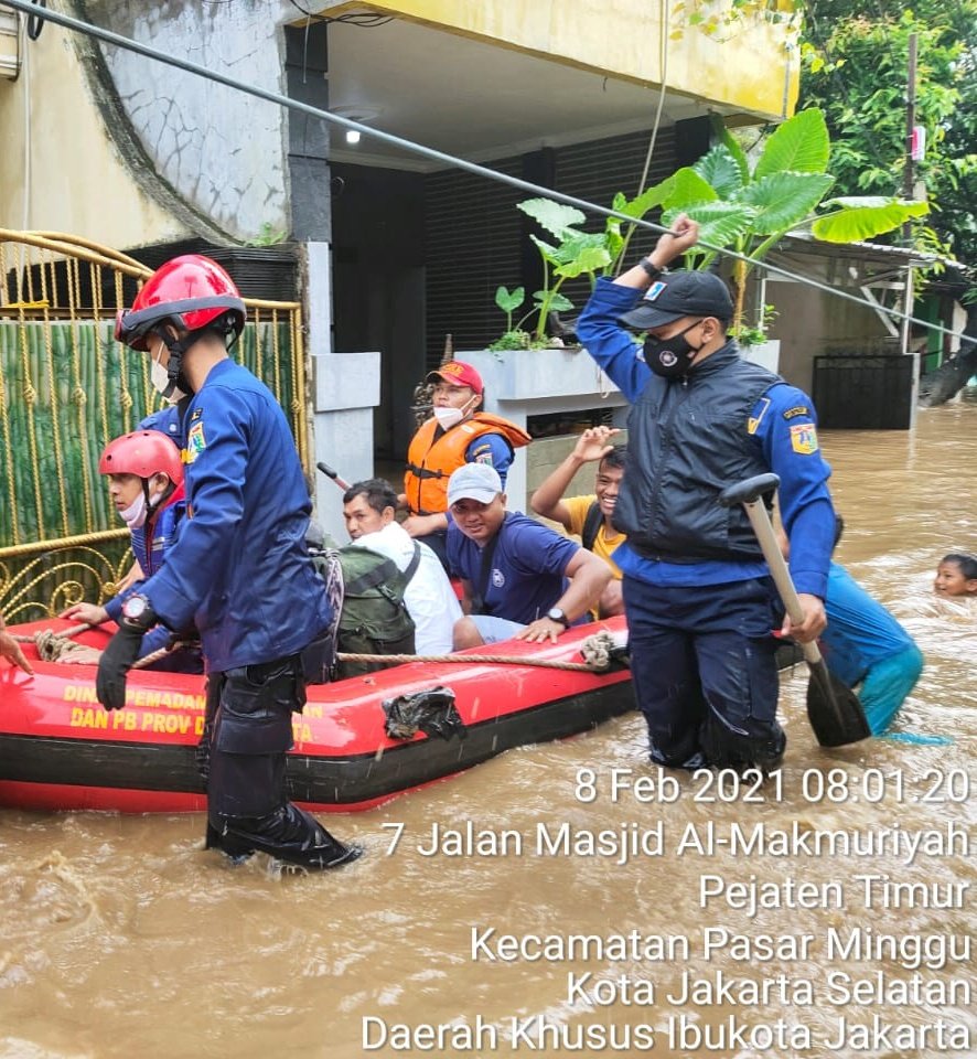 Petugas Dinas Penanggulangan Kebakaran dan Penyelamatan (Gulkarmat) evakuasi korban banjir dengan perahu karet. (Foto: Twitter @humasjakfie)