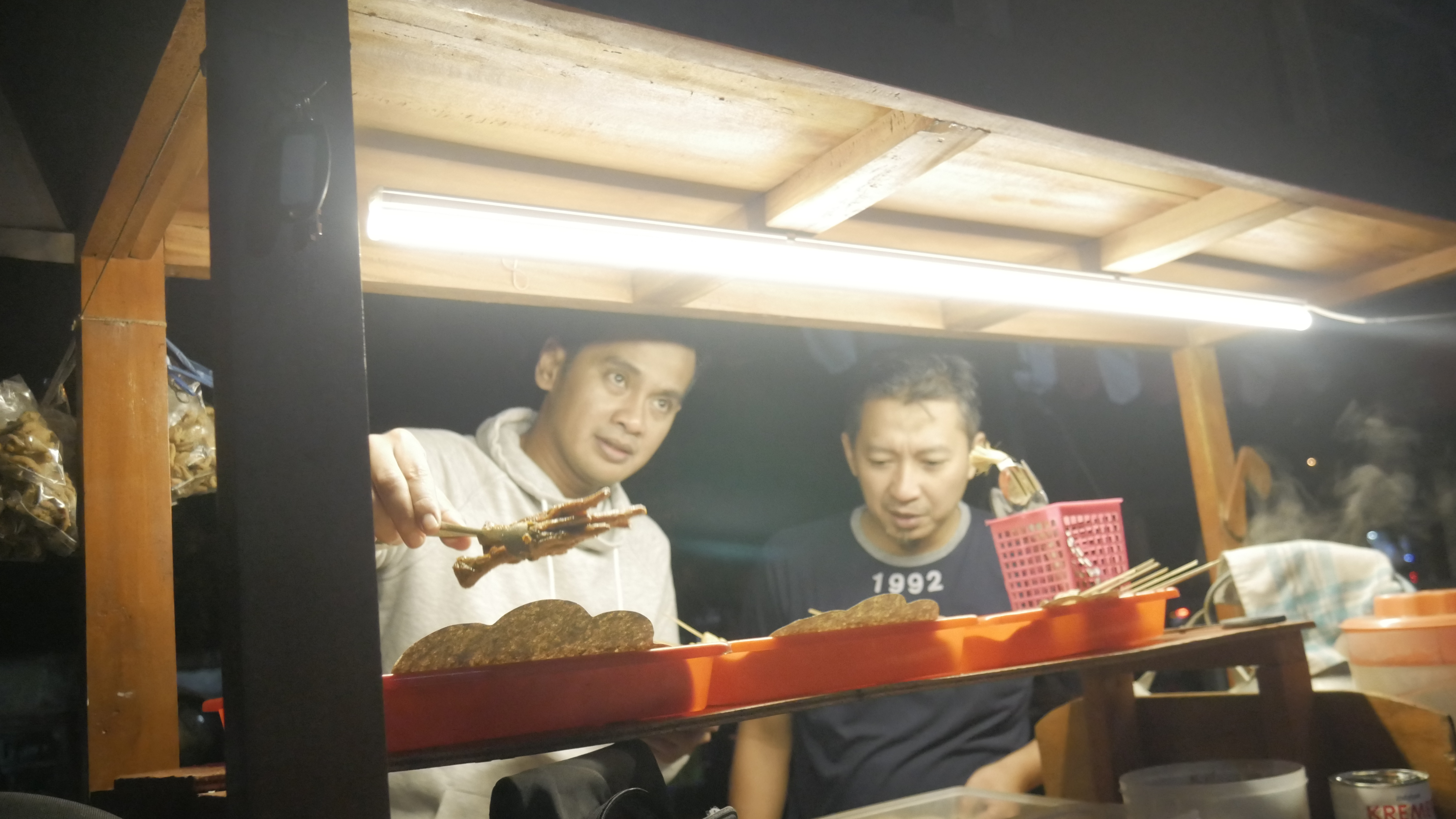 Tak hanya me-review dan mengenalkan, Reza Darmawan juga memberikan masukan kepada pengusaha kuliner. Tujannya pengunjung bertambah banyak yang datang. (Foto: Fendhy Plesmana/Ngopibareng.id)