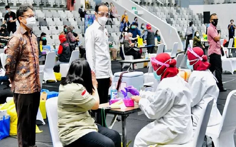 Presiden Jokowi menyaksikan vaksinasi nakes di GBK. (Foto: Setpres)