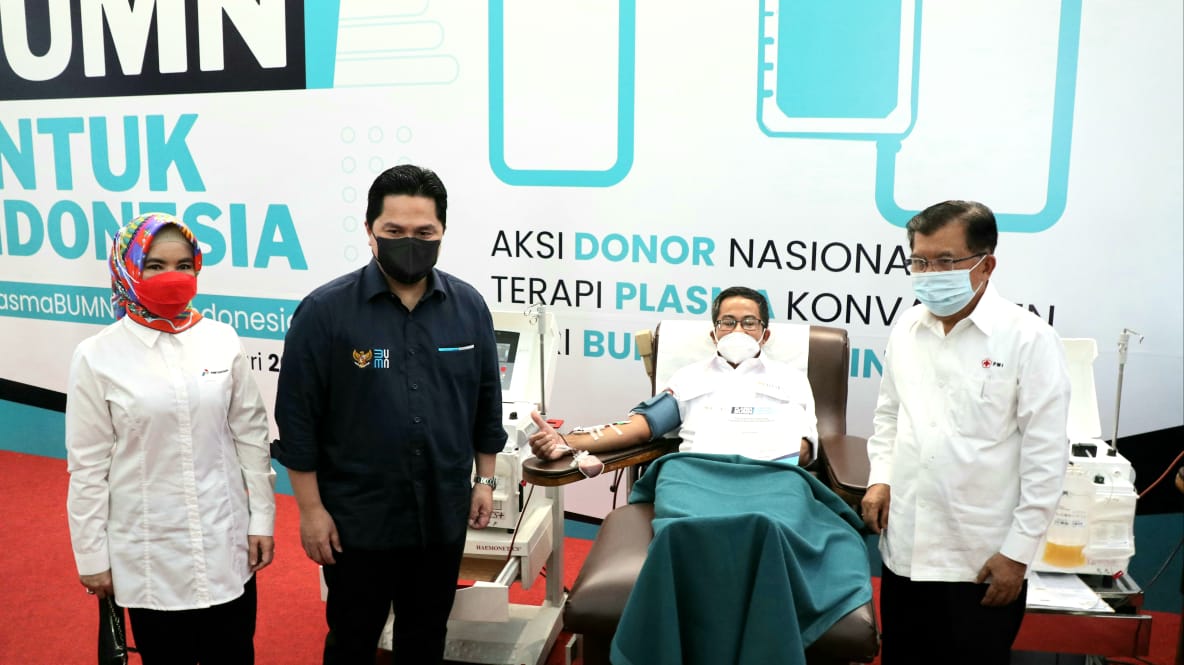 Ketua PMI Jusuf Kalla (JK) menghadiri Aksi Donor Nasional Terapi Plasma Konvalesen BUMN untuk Indonesia. Acara digelar di Kantor Pusat Pertamina, Jalan Medan Merdeka Timur, Jakarta Pusat, Senin 8 Februari 2021. Aksi ini dilaksanakan secara serentak di seluruh Indonesia yang diikuti 1.048 pendonor. (Foto: Dok. PMI)