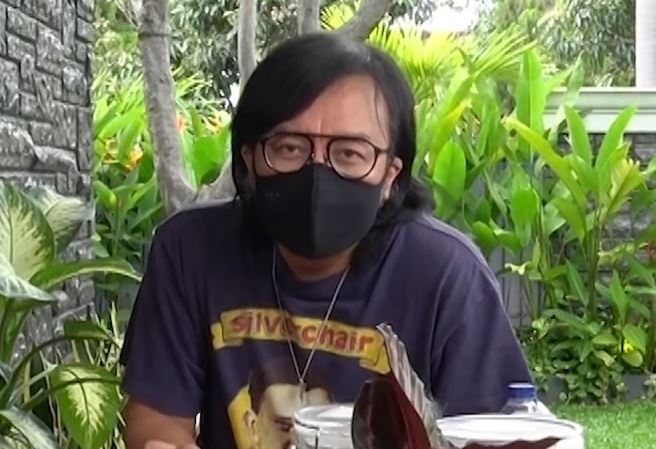 Musisi Ari Lasso, mantan vokalis band DEWA 19, absen dari kursi juri Indonesian Idol selama tiga minggu karena terpapar virus corona. (Foto: YouTube)