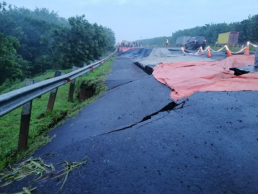 Jalan Tol Cipali kilometer (KM) 122 jalur B, jurusan Cikampek-Palimanan arah Jakarta ambles. (Foto: Twitter apniputra@bung_pn)