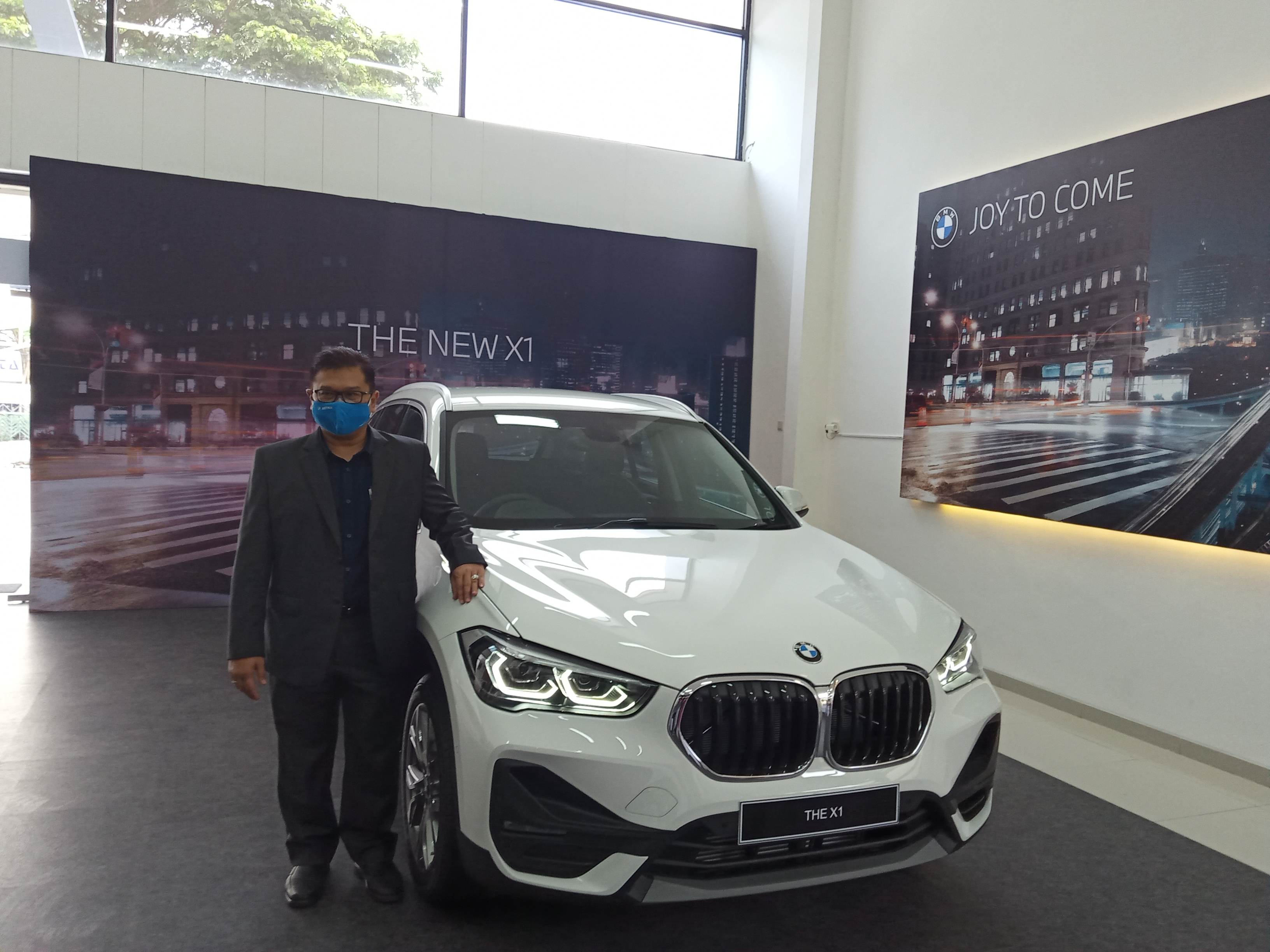 Branch Manager BMW wilayah Jawa Timur Yopy Antono saat melaunching mobil series X1 di dealer BMW di Kota Malang (Foto: Lalu Theo/ngopibareng.id)