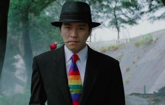 Aksi Stephen Chow memparodikan Agen 007, James Bond dalam film From Beijing with Love. (Foto: YouTube)