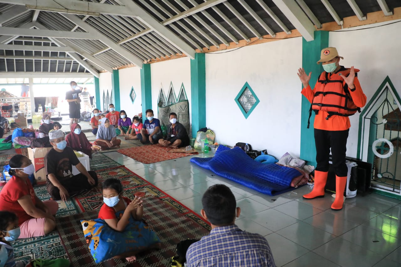 Ganjar mengunjungi pengungsian korban banjir di Genuk. (Foto: Dok Prov Jateng)