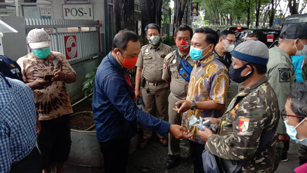 Arif Fathoni ketika membantu warga mengadukan soal gangguan limbah debu. (Foto: Istimewa)