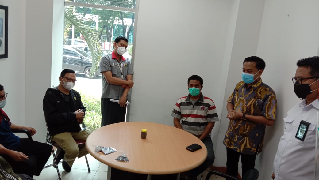 Arif Fathoni saat melakukan mediasi dengan warga dan PT SIER. (Foto: Isrimewa)