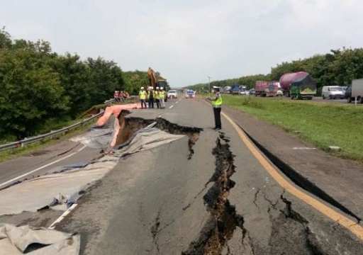 Ruas jalan di Tol Cipali KM 122 yang ambles. (Foto: Dok. PUPR)