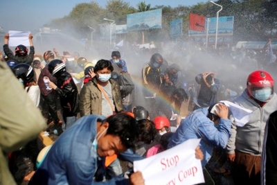 Polisi menembakkan meriam air ke arah pengunjuk rasa yang melakukan demonstrasi menentang kudeta militer dan menuntut pembebasan pemimpin terpilih Aung San Suu Kyi, di Naypyitaw, Myanmar, Selasa 9 Februari 2021. (Foto: antara)