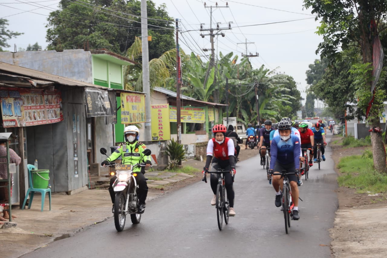 Kapolres Kediri Kota, AKBP Eko Prasetyo bersama anggotanya melakukan patroli wilayah sambil gowes bareng. (Foto: Istimewa)