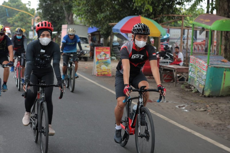 Kapolres Kediri Kota, AKBP Eko Prasetyo (kanan) menyalurkan hobi gowes sepeda sambil patroli wilayah bersama anggotanya. (Foto: Istimewa)
