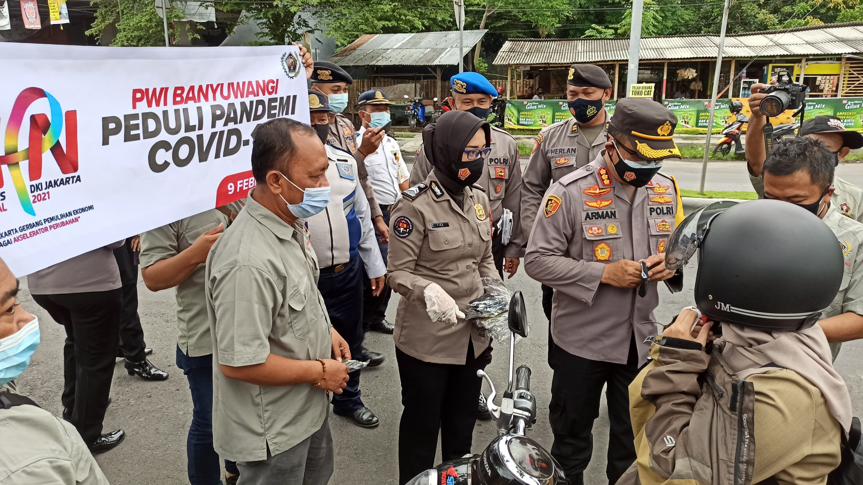 Kapolresta Banyuwangi Kombespol Arman Asmara Syarifuddin membagikan masker bersama anggota PWI Banyuwangi (foto Muh Hujaini/Ngopibareng.id)