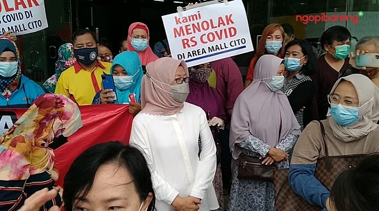 Perkumpulan Pemilik, Penyewa, dan Pedagang (P4) di mall City of Tomorrow (Cito) beserta pemilik dan penghuni Apartemen Aryaduta Cito Surabaya demo menolak RS Darurat Covid-19. (Foto: Fariz Yarbo/Ngopibareng.id)