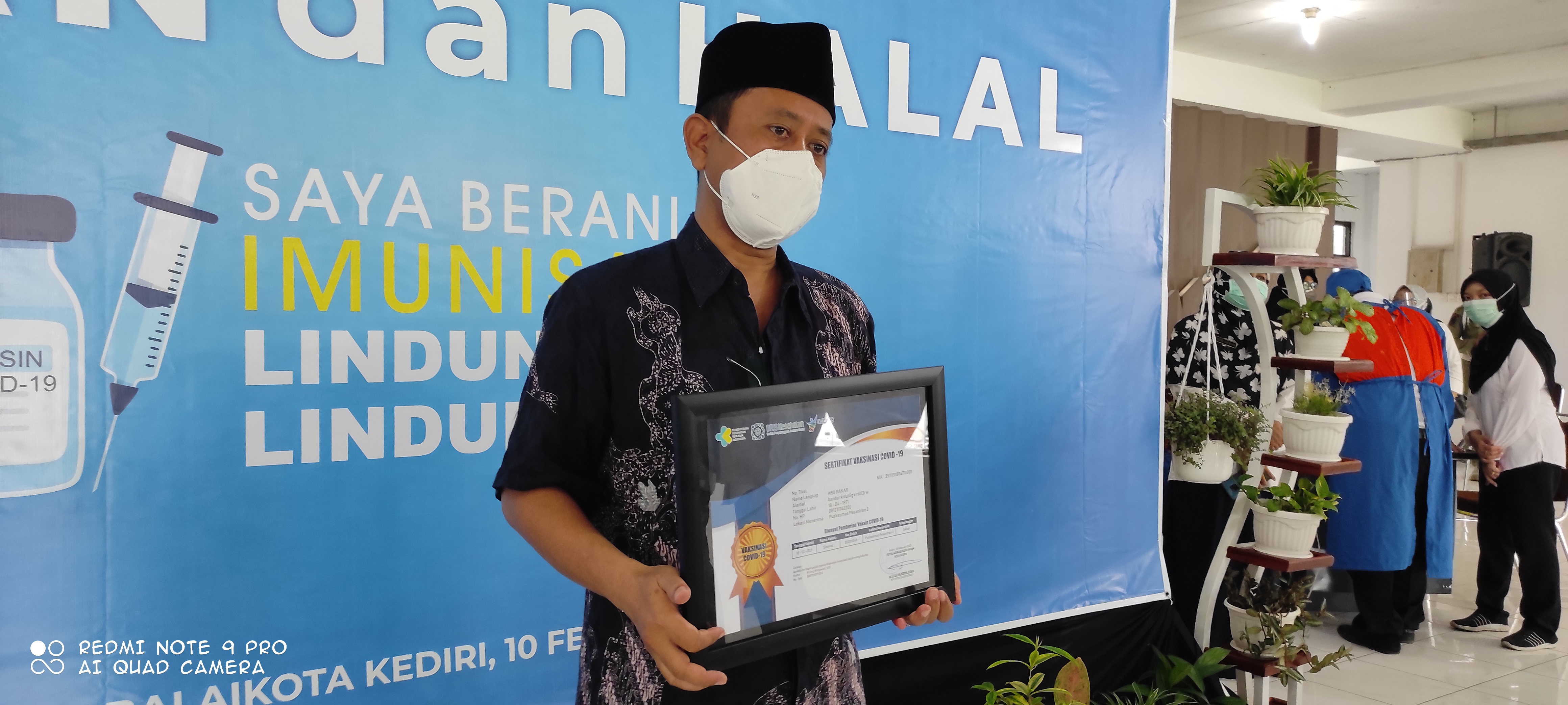 Abu Bakar Abdul Jalil atau Gus Ab Ketua DMI Kota Kediri sekaligus Ketua PCNU Kota Kediri usai divaksin dosis kedua (Foto: Fendi Plesmana/ Ngopibareng. Id) 