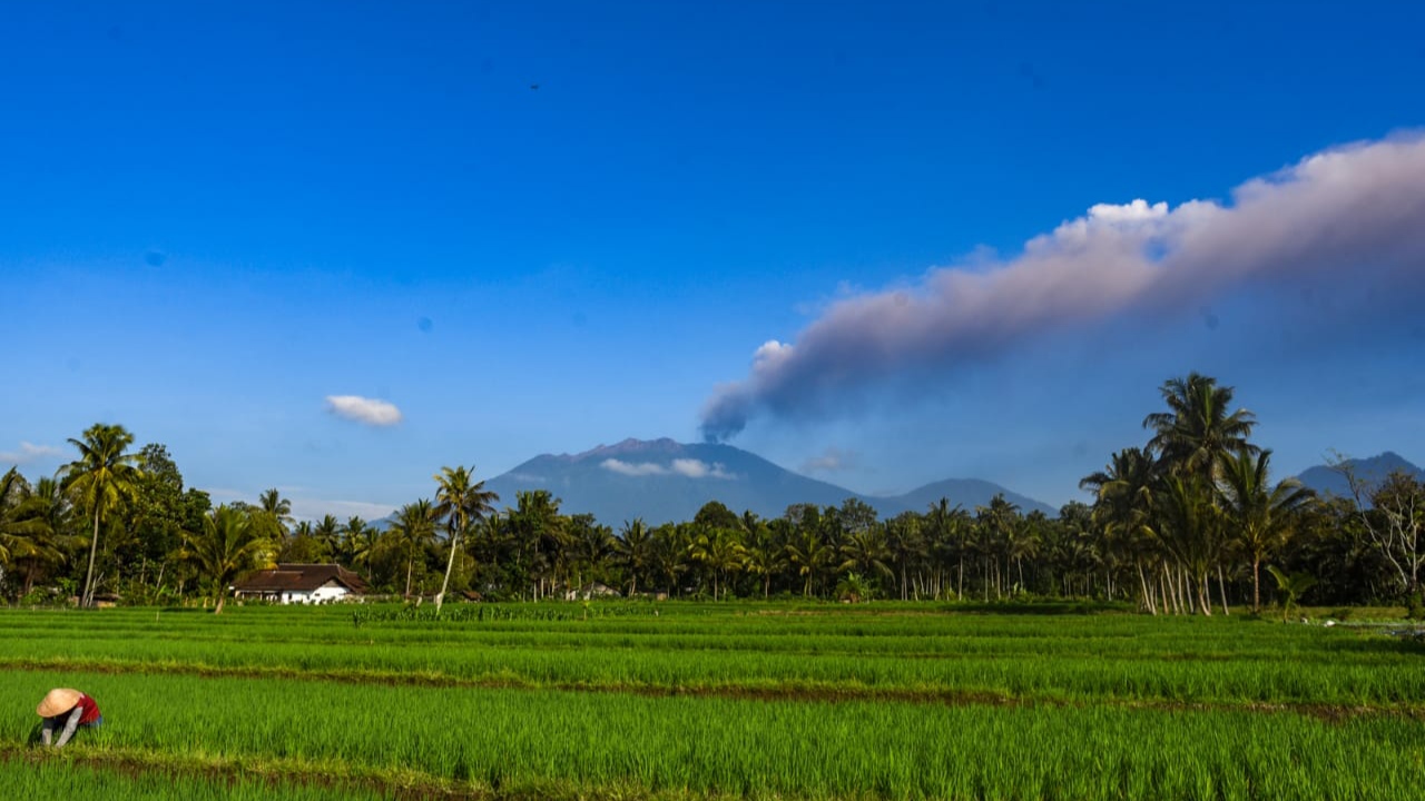 Erupsi Gunung Raung mengeluarkan abu vulkanik yang menyebar ke sejumlah wilayah di Banyuwangi (foto:istimewa)