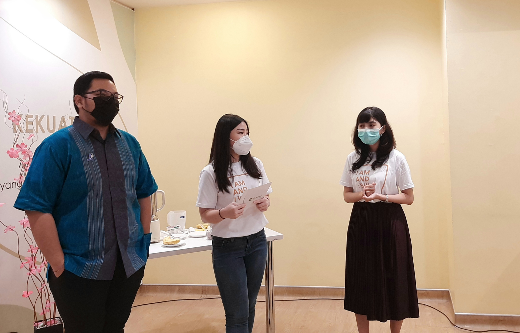 Dokter ahli dari AHCC yakni, dr Yoseph Adi Kristian, Sp.Onk.Rad dan alhi gizi dari RS Adi Husada Undaan Wetan, Elda Puspa.S.St saat memberikan tips dan trik makanan sehat untuk penyintas kanker. (Foto: Pita Sari/Ngopibareng.id)