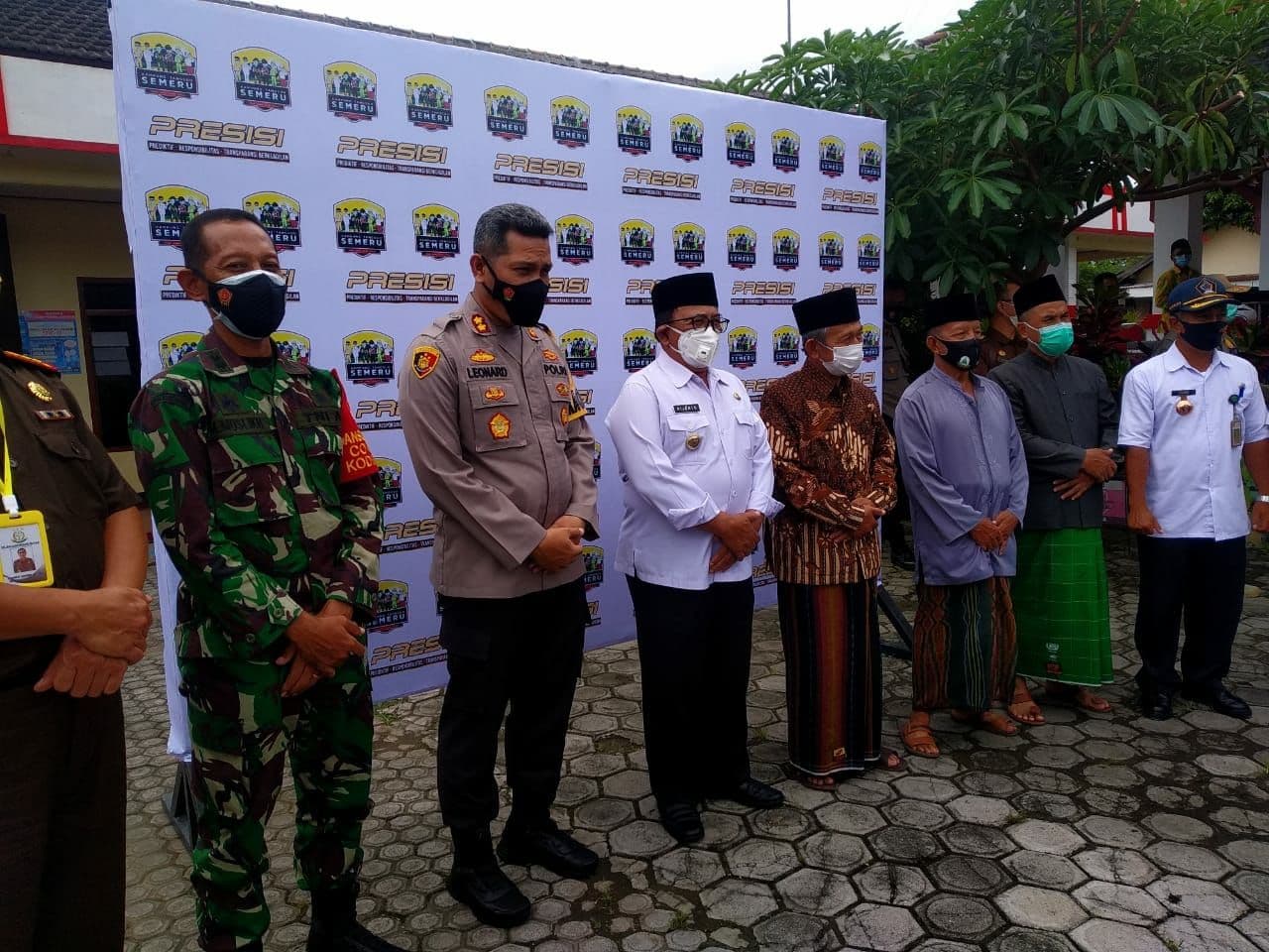 Bupati Blitar Rijanto, Ketua FKUB Kabupaten Blitar KH Agus Muadhin, Kapolres Blitar AKBP Leonard M Sinambela, Pjs Dandim 0808 Letkol. Arm. M. Muslikh serta sejumlah pejabat dan tokoh masyarakat berfoto pada peresmian pelaksanaan PPKM Mikro di Kabupaten Blitar. (Foto:Choirul Anam/Ngopibareng.id)